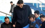 中国最高的人，吉尼斯认证鲍喜顺(2.36米)