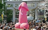 日本男根节令人羞羞的节日，美女大街上当众跪舔阴茎
