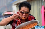 世界上最能吃辣椒的人，每天吃5斤辣椒