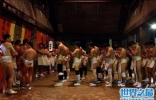 奇葩的日本裸体节风俗，近万名男女全裸抢宝木