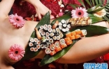 日本淫乱的女体宴，品尝鲜嫩处女肉体的美味盛宴