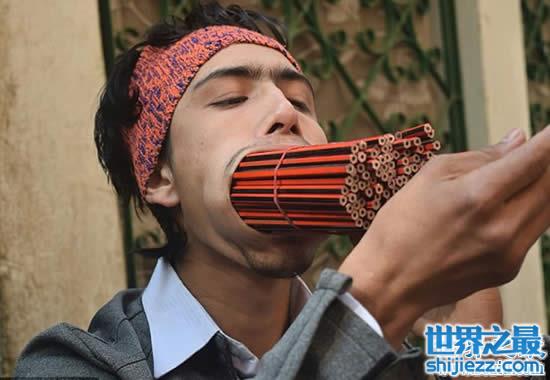 【最新世界第一大嘴，尼泊尔男子嘴巴插进138支铅笔 】图1