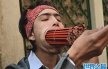 最新世界第一大嘴，尼泊尔男子嘴巴插进138支铅笔