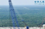 世界上最大的吊车，起重达7500吨(直接吊起房子)