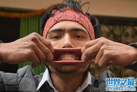 【最新世界第一大嘴，尼泊尔男子嘴巴插进138支铅笔 】图3