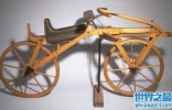 世界上最早的自行车，要用两脚蹬地才能前进