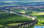 世界上最长的火车，长达7353米(需用8个车头拉)