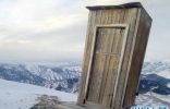世界最极端厕所，西伯利亚崖边厕所(厕纸由飞机运送)