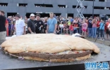 世界上最大的汉堡，重达1828斤/直径为3米(图)