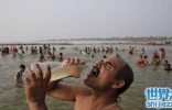 印度恒河成为最大厕所，恒河水却被当做圣水开怀畅饮