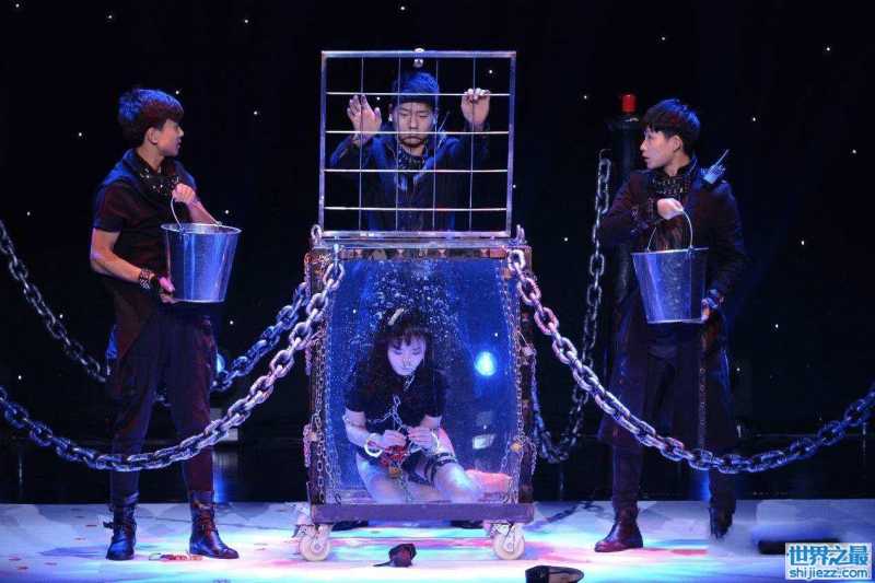 世界十大魔术失误,电锯魔术失误后将妻子给锯死(视频)