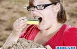 英国最奇葩女孩儿吃海绵成瘾，一周最少吃两大块