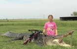 美国10岁女孩在瓜达卢普河用弩弓杀死重达363公斤巨大鳄鱼