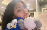 12岁王诗龄罕晒自拍，手中紧抱千元名牌玩偶，脸颊肉嘟嘟下巴溜尖 ...