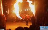 俄罗斯青年在表演火舞期间 疑因机件故障顿变火人