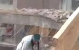 艺高人胆大：赤脚建筑工站墙拆楼无难度