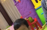 许昕2岁儿子近照曝光！被人用脚逗乐一脸笑容，鼻子眼睛超像爸 ...