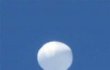 日本仙台市上空出现白色球体不明飞行物 下方悬挂着十字架物体 ...