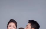 杜淳晒一家三口合影！亲吻女儿脑勺显慈爱，老婆涂大红唇身材性感 ...
