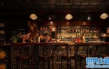 世界上最有钱的酒吧，墙上贴满千万美金现金！
