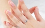 中指戴戒指说明什么，左手订婚/右手热恋(女人十个手指戴戒指的含义) ...