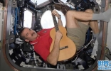 加拿大宇航员克里斯·哈德菲尔德：身着太空服进入太空漫步时是吹不了口哨的 ...
