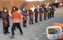 30岁小伙长城挑战吉尼斯世界纪录迎新年 用双节棍36秒开启10瓶香槟