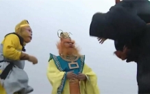 龙王下雨需要玉帝首肯 孙悟空没有指令 为什么能让下雨？