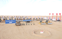 全球最大规模“沙戈荒”风电光伏基地项目在库布其沙漠开工建设
