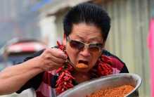 河南一个人每天把辣椒当饭吃 （并不会每一顿饭都吃）