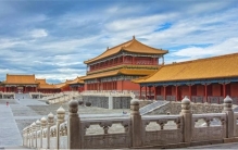 先帝驾崩 新君是先守孝还是先登基（先守孝）