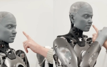 世界上最危险的机器人 居然还对着镜子笑（人工智能）