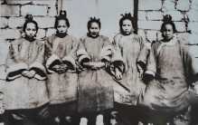 除了中国裹脚陋习 国外两个陋习无法接受（束腰 黑牙）