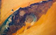 宇航员在太空遨游时 意外发现望着太空的眼睛（自然现象）