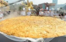 世界上最大的南瓜饼：宽达4米（用挖掘机才能搅拌）