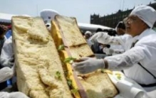 世界上最大的三明治：一个人没法抱住（宽3.5米/重3吨）