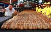 世界上最大的面包：全长1700米（白糖就用了1吨）