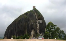 建立在6600万吨巨石之上的房子 想回家不容易（山顶小屋）