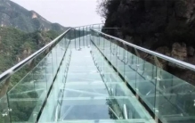 玻璃栈道下是悬崖陡壁 要是真的破了怎么办？（玻璃硬度）