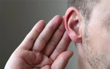 耳屎本是耳朵里的好东西 为什么人还总是要掏？（掏耳朵）