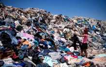 每年往沙漠扔4万吨旧衣服 为啥有人这么做？（扔垃圾）