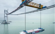 【组图】世界最高海中大桥首榀钢箱梁成功吊装