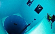 全球最深的游泳池 深海恐惧症患者表示害怕（超级游泳池）