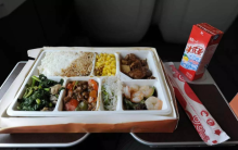 网友吐槽坐高铁难买低价盒饭 一份儿饭怎么这么贵？（高铁盒饭）