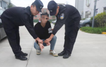 大学生街头持刀抢劫 为了几十块葬送前途（大学生行为）