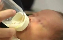 21岁女孩儿要卖掉自己的孩子 居然甩锅给男友（父母责任）