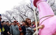 日本奇葩节日 上百人举着小丁丁游行（日本丁丁节）