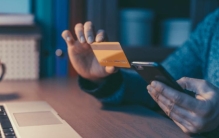 美女网络借钱被骗 居然留下千张裸照（裸贷陷阱）