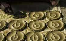 超出想象的贫穷 这个国家的人只能吃泥土（贫穷国度）