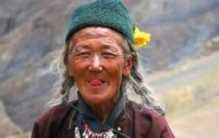 西藏当地人对你吐舌头 到底是什么意思？（西藏习俗）